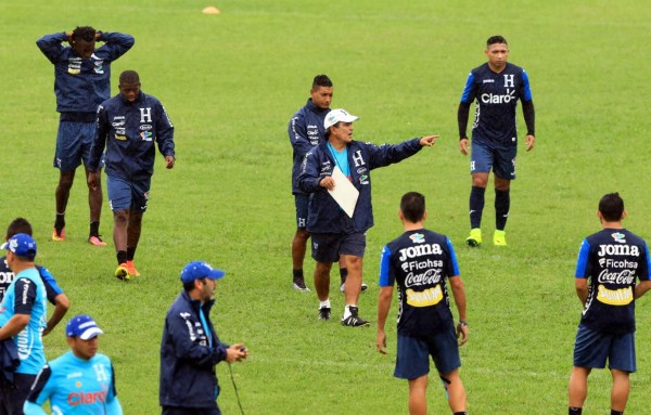 Honduras entrena bajo la lluvia y Pinto incia a armar su once